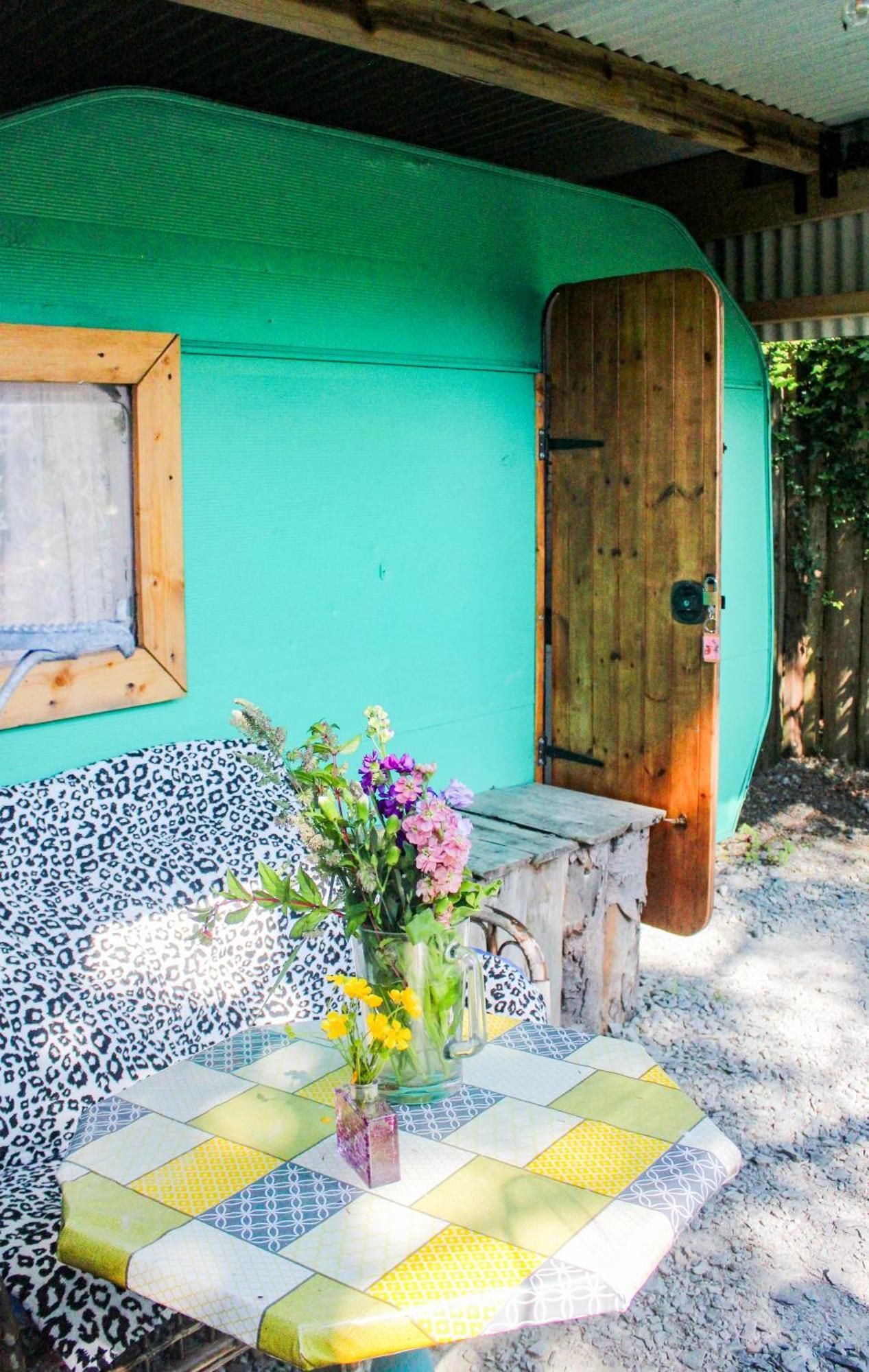 ホテル Retro Caravans At Valentia Island Escape Chapeltown エクステリア 写真