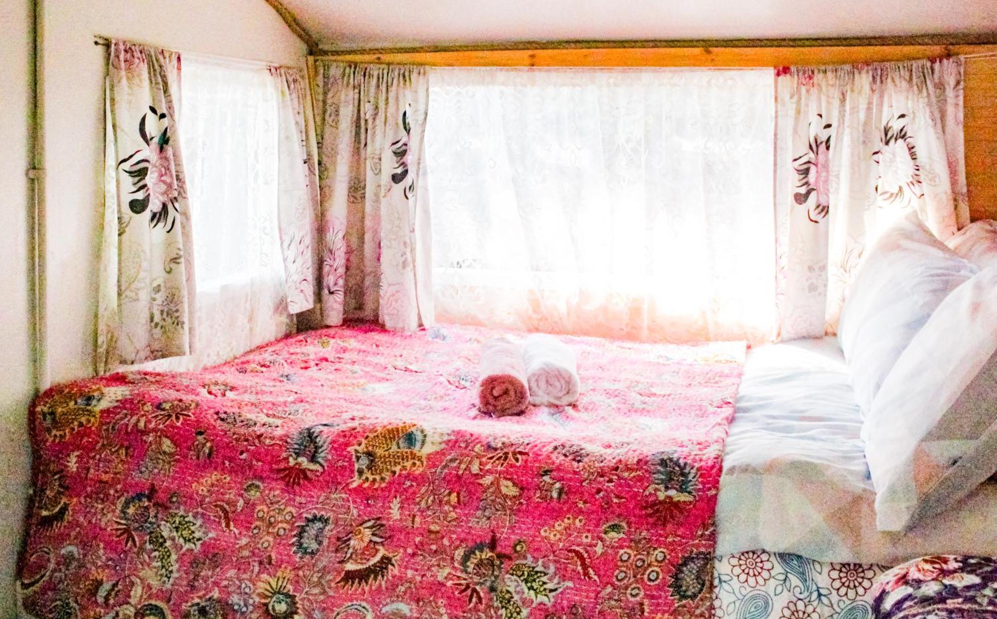 ホテル Retro Caravans At Valentia Island Escape Chapeltown エクステリア 写真